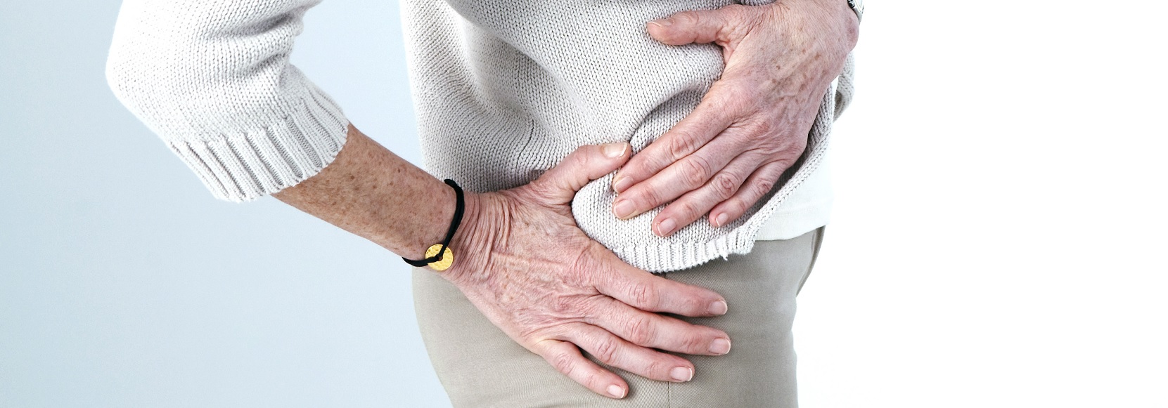 Ушиб тазобедренного сустава лечение у пожилых. Перелом шейки бедра протез. Первая помощь при ушибах мягких тканей. Шейки бедра сломать в пожилом возрасте. Профилактика травматизма у пожилых людей.